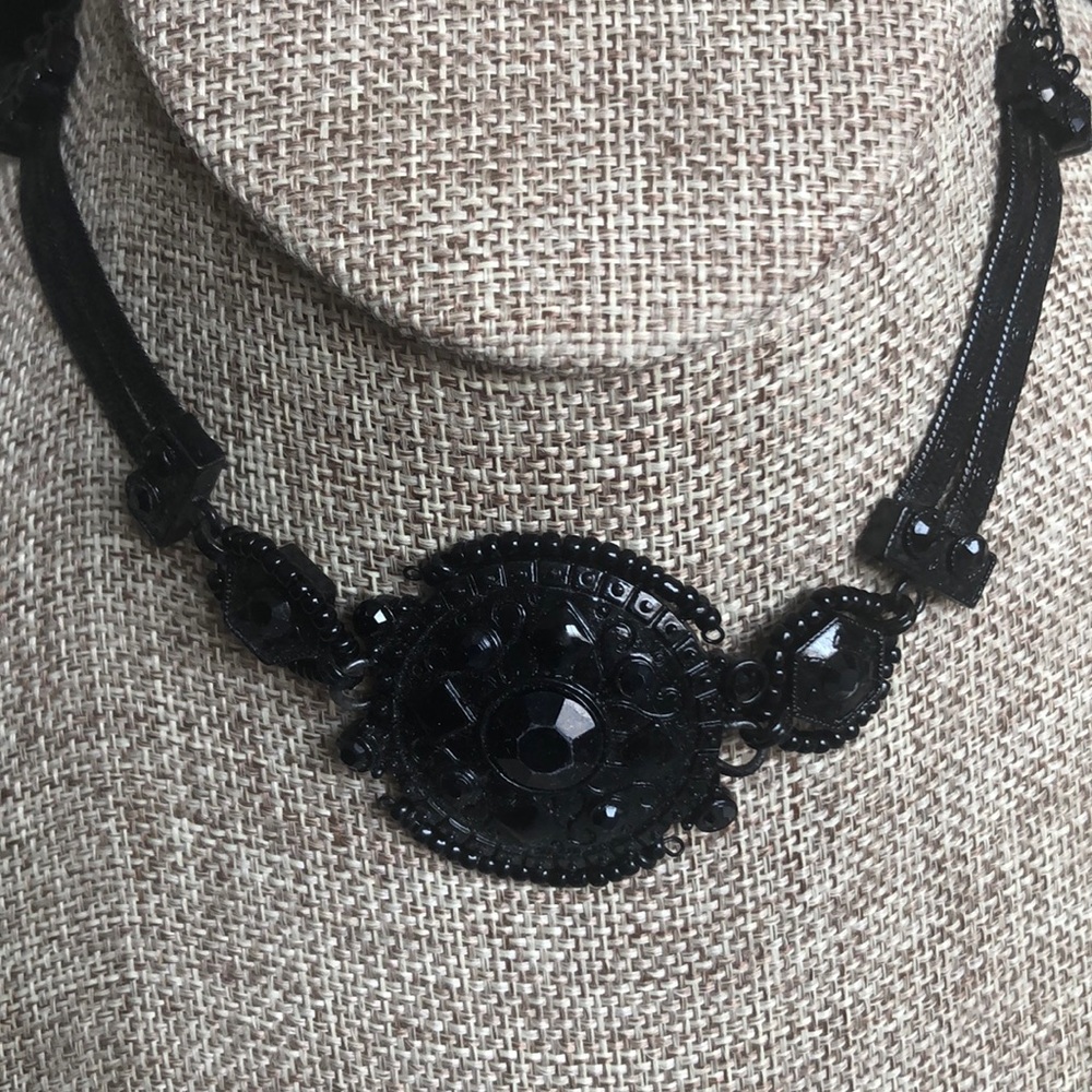 Guess choker necklace